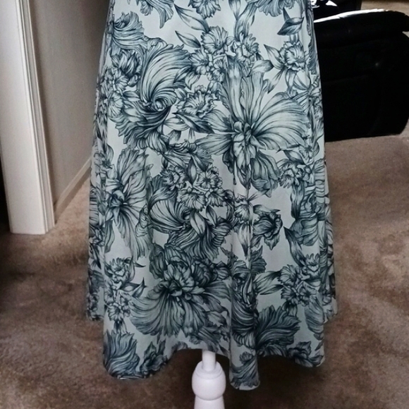 BALANCE Collection Floral Flowing Dress - Picture 5 of 7